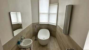 Beautiful Grade II listed apartment. - Photo 4