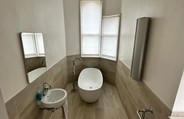 Beautiful Grade II listed apartment. - Photo 4