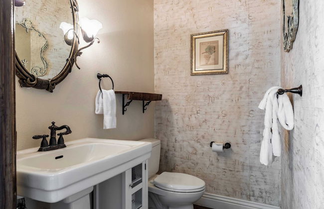 Wilson Creek Manor By Avantstay Sleeps 10! Amazing Estate w/ Pool & Game Room - Photo 33