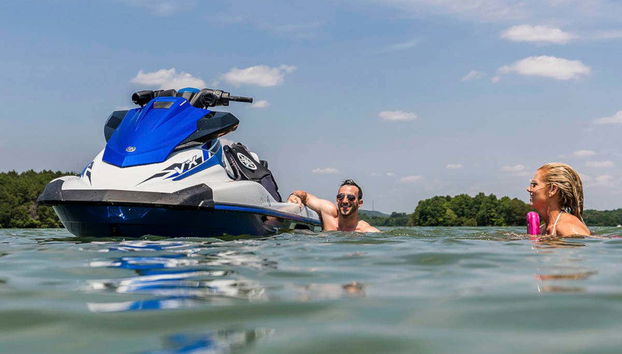 Un tuffo accanto alla moto d'acqua