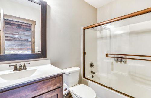 Lavish Retreat with Decks, Steps to Table Rock Lake! - Foto 27