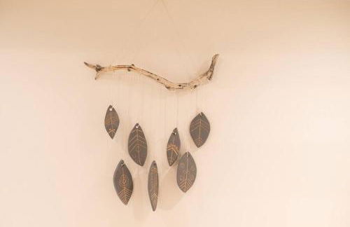 Wildland Zen Den Tiny House Retreat with Fireplace Grill AC Hammock Record Player Musical Instruments Pets OK - Foto 26