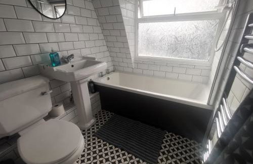 EMA, Castle Donington Circuit contractors group 4 bedrooms 7 bed house-private parking - Foto 2