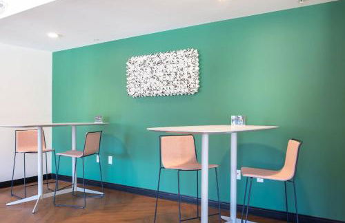 Modern East Side 1BR Apt with Balcony, Pool, and Gym - Foto 47