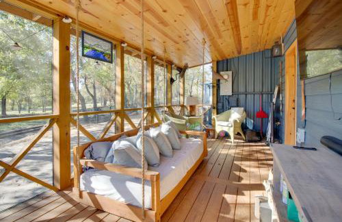 Walk to White River Cozy Escape with Screened Porch - Foto 2