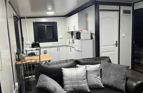 Sunset Retreat Cabin, Private Hot Tub with Mini Cinema Projector & Garden views - Foto 17