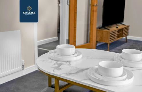 L2 - INVOICE and REDUCED PRICE only via SUNRISE SHORT LETS DUNDEE, Stunning 4 Bed House with 6 Beds and 3 bathrooms, TVs in each room, Free Parking, Fully Equipped, Local Amenities, Easy Ring Road Access, Special Rates and ONLY 9 Mins to STANNERGATE Ports - Foto 22