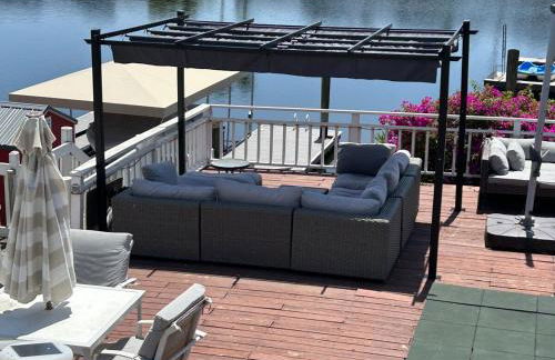 Waterfront Sleeps 6 near Marina with Hot Tub - Foto 15