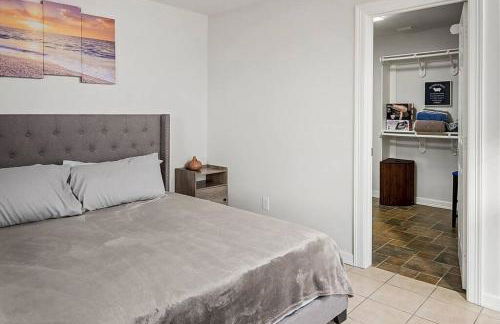 8 Mins to SPI Beach Spacious 3BR with Backyard - Foto 15