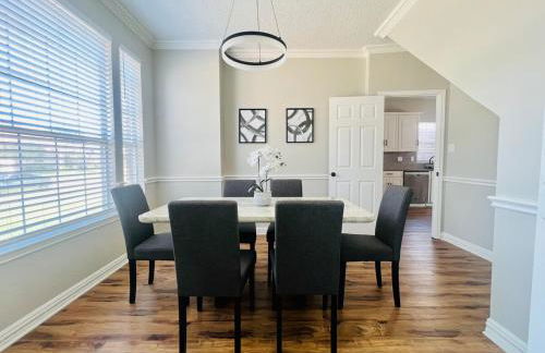 6 Bedroom Home with Pool, Centrally Located - Foto 20