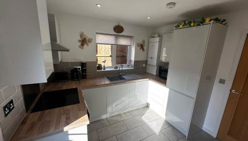 Sunny 2-Bedroom Coastal Stay with Free Parking - Foto 4