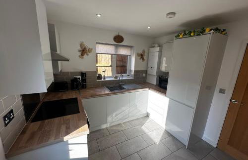 Sunny 2-Bedroom Coastal Stay with Free Parking - Foto 4