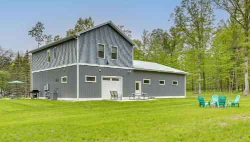 Pet Friendly Higgins Lake Home Firepit and Yard - Foto 2