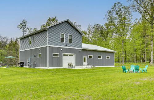 Pet Friendly Higgins Lake Home Firepit and Yard - Foto 2