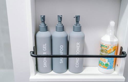 Liverpool-Halewood-Speke - NR Airport & JLR - Sleeps 8 - 5 Beds 1 sofabed 2 Bath Driveway Parking - Docks - Short 2 Long Stays - by Samina, ARZ Stays - Foto 25