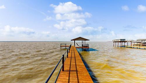 Laid-Back Lake House with Wraparound Deck - Foto 2