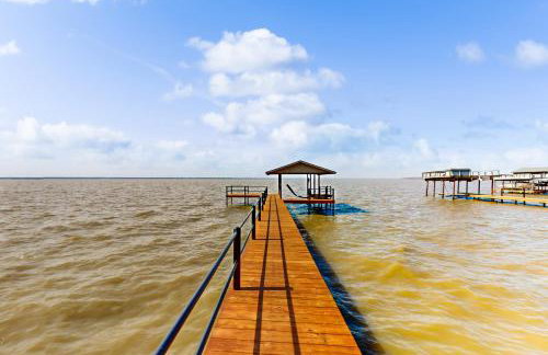 Laid-Back Lake House with Wraparound Deck - Foto 2