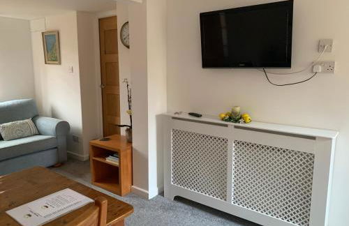 Self contained annex with bedroom bathroom sitting room and kitchenette - Photo 14