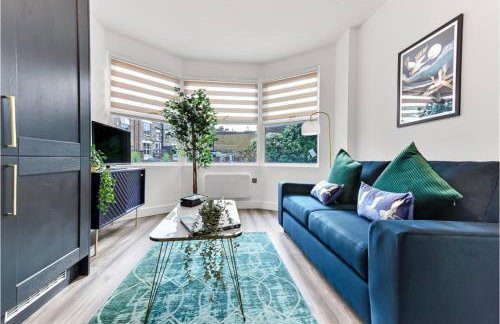 Stylish and Family Friendly 3 Bedroom Apartment - Photo 3
