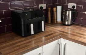 Cozy Four-Bedroom Home with Hot Tub, Garden, CONTRACTORS WELCOME - Close to Shops, Restaurants, Hospital and Park - Photo 18