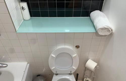 Cozy Entire Apartment with Free onsite Parking, 2-Min Walk to Barking Station - Foto 17