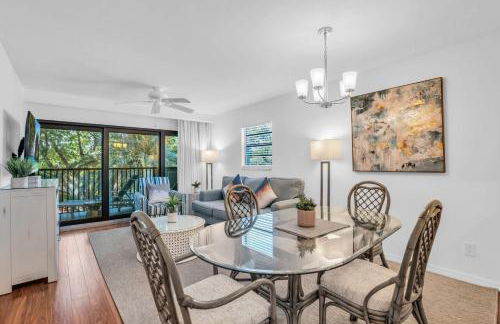 Corner Unit Updated And Near Lobby - Photo 11