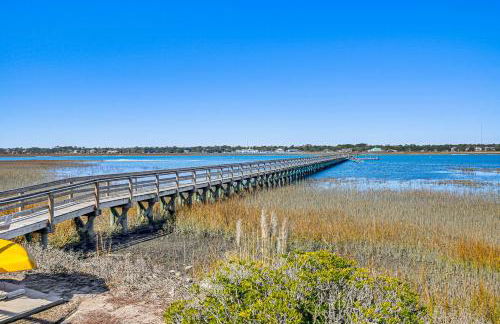 Waterfront Gem with Balcony in Garden City - Foto 25