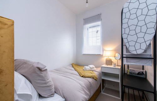 Comfortable 3-Bedroom House with Private Driveway in Bedford - Foto 13