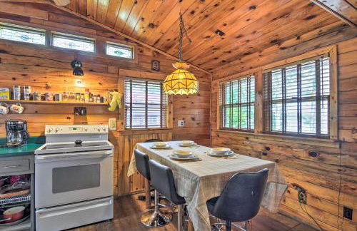 Lake Livin Cozy Cabin with Dock, Bar, 2 Kayaks - Foto 6