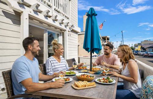 Beach Escape with Patio! 2 Min Walk to Sand & Surf - Foto 4