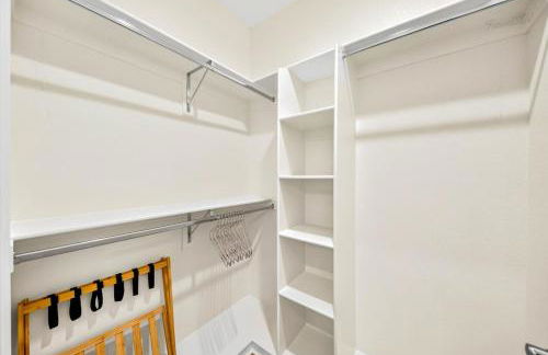 Spacious 6BR Stay with Parking and Near DTLA - Foto 21