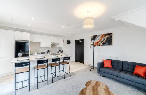 The Central 3BR Second-Floor Apartment - Photo 3