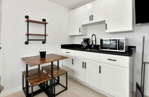 Breathtaking King Suite #9 Steps to Daytona Beach - Foto 4