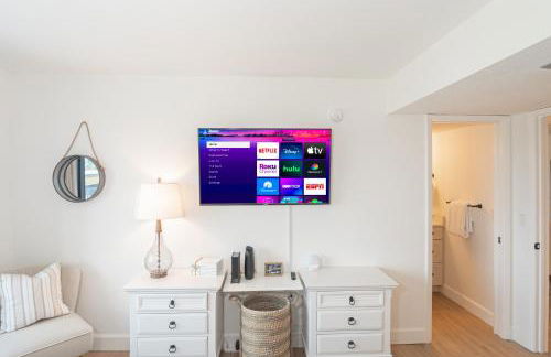 Luxury direct oceanfront corner with a large private balcony, heated pool and garage - Photo 46