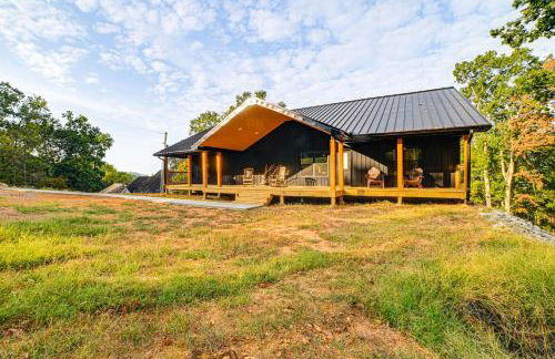 Walk to Lake Barkley! Family Home with Outdoor Oasis - Foto 3