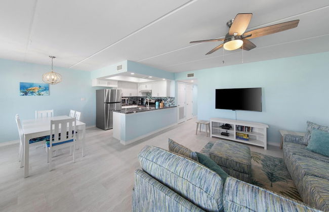 Modern Retreat, Block to Beach w Pool & Balcony - Foto 10