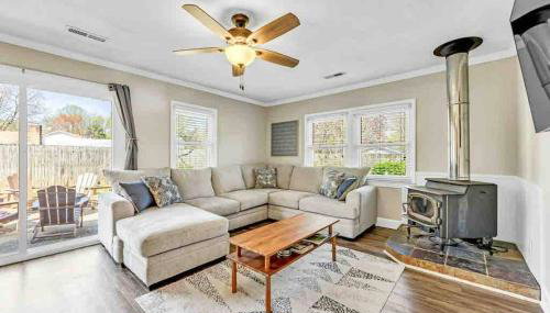 Greensboro Get-together, K Bed, Secret Playroom, central location - Foto 5