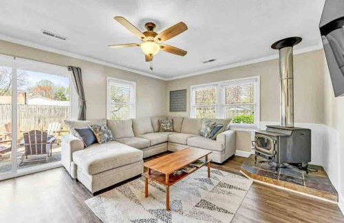 Greensboro Get-together, K Bed, Secret Playroom, central location - Foto 5