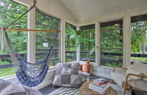 Modern Hideaway with Deck and State Forest Access - Foto 2