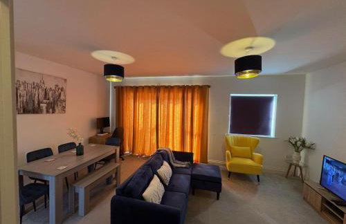 Three-bedroom modern family home by the pond with free parking - Photo 2