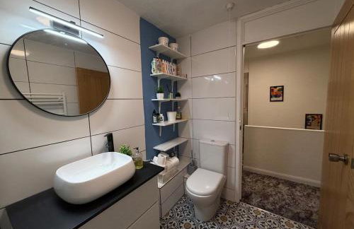 Bauhaus Inspired 2 Bedroom Townhouse Near The City Centre With Drive Parking - Foto 23