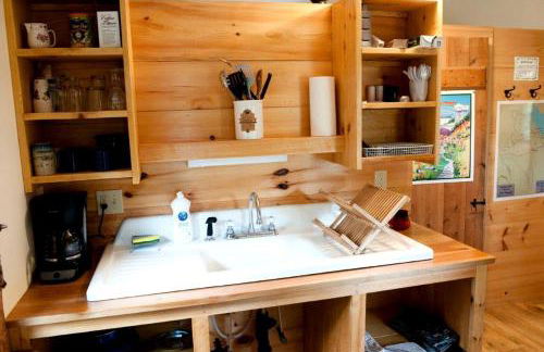 Romantic Couples' Cabin Getaway in Pittsfield, New Hampshire - Foto 3