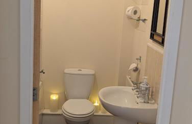 Sherlock's Moray House -Idea long stay for contractors & family Two bedroom mid terrace 3 beds 2 sofa beds Sleep 5 Working facility Free WiFi TV & private parking Enclose rear garden dog friendly Sainsbury's & takeaway pubs in walking distance - Foto 12