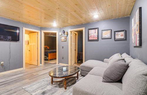 Northwoods Escape Lakeside Retreat with Deck - Foto 15