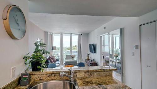 Coconut Grove 1 bedroom condo parking included - Foto 3