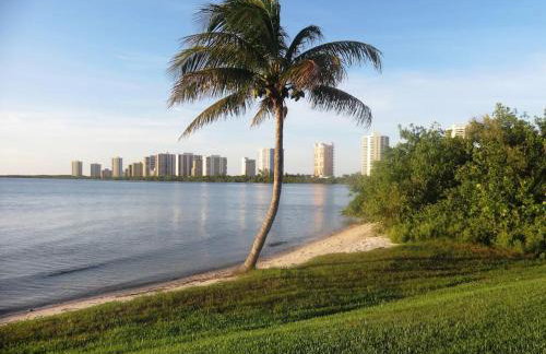 Spacious villa, pool, water views, walk to beach - Foto 4