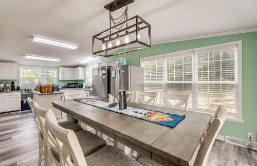 7 Mi to Beach! Sneads Ferry Family Home with Hot Tub - Foto 10