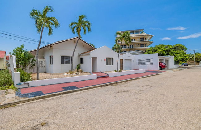 3BR 3BA Pool Downtown Short Walk to Beach - Foto 25