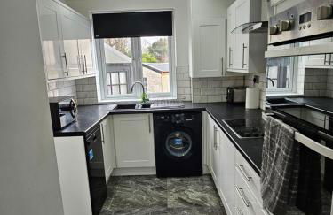 Spacious 3 Bed House with Garden,On-site Free Parking,WIFI - Foto 5