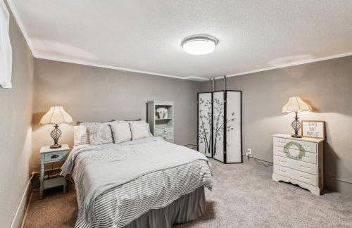 Cozy 3BR Home with BBQ Patio & Gym Near Downtown - Foto 8